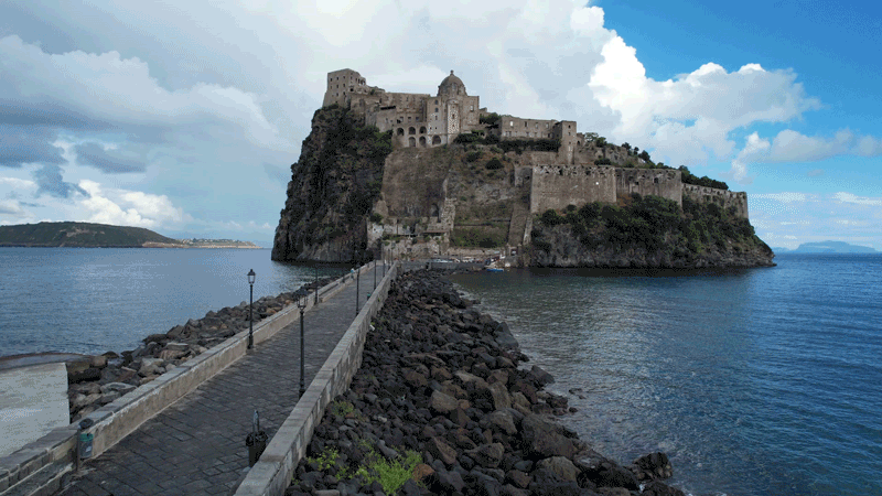 9.00 am First, essential stop on the Aragonese Castle